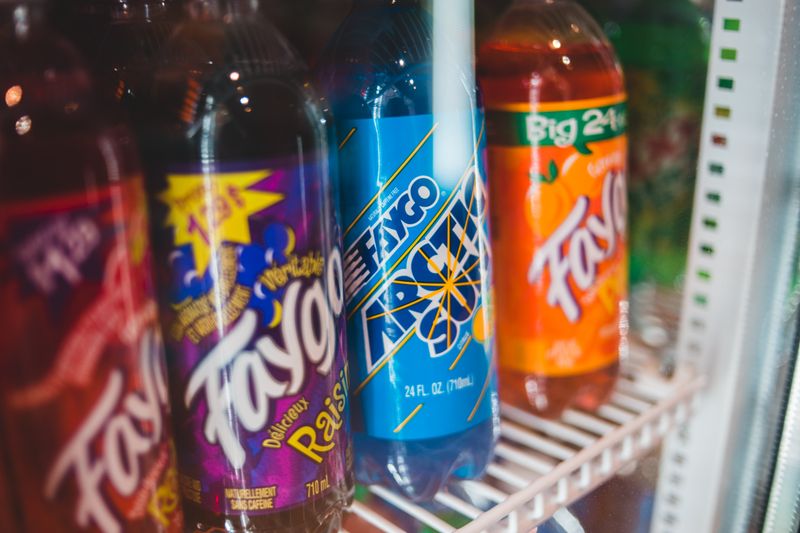 Refreshing fountain drinks and sodas in large cups